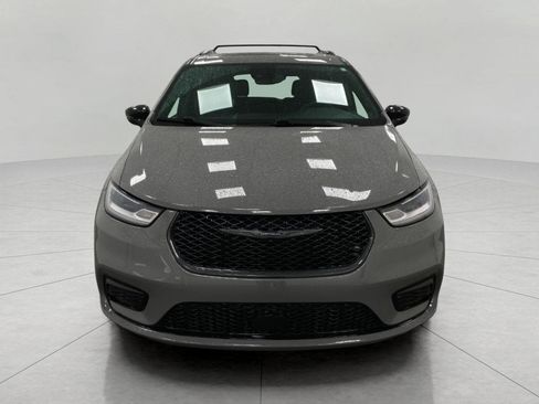 Used 2025 Chrysler Pacifica Limited FWD image 11