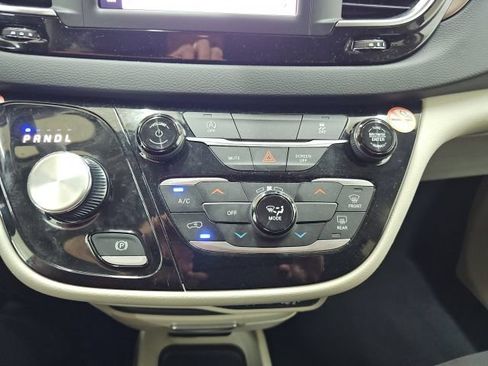 Used 2023 Chrysler Voyager LX FWD image 10