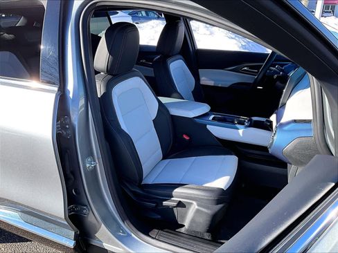 Used 2025 Chevrolet Equinox EV LT w/ Convenience Package image 11