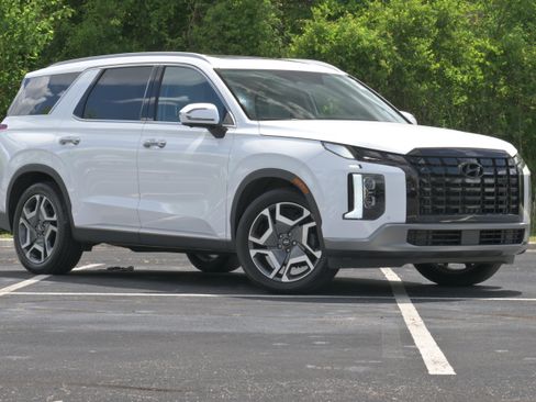 Used 2024 Hyundai Palisade SEL w/ Premium Package FWD image 2