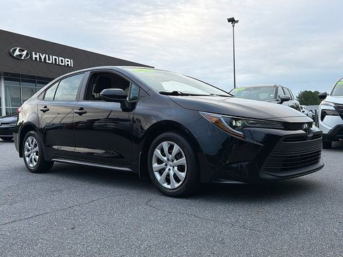 Used 2025 Toyota Corolla LE FWD image 3