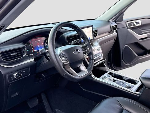 Used 2022 Ford Explorer XLT w/ Equipment Group 202A image 4