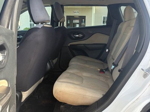 Used 2015 Jeep Cherokee Latitude w/ Cold Weather Group AWD/4WD image 10
