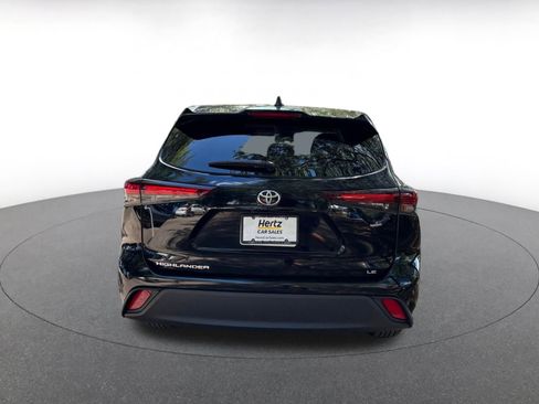 Used 2025 Toyota Highlander LE FWD image 6