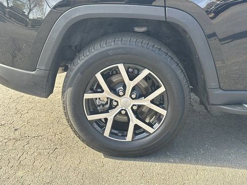 Used 2024 Jeep Grand Cherokee Limited w/ Luxury Tech Group II image 20