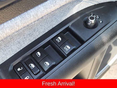 Used 2023 Jeep Compass Latitude AWD/4WD image 32
