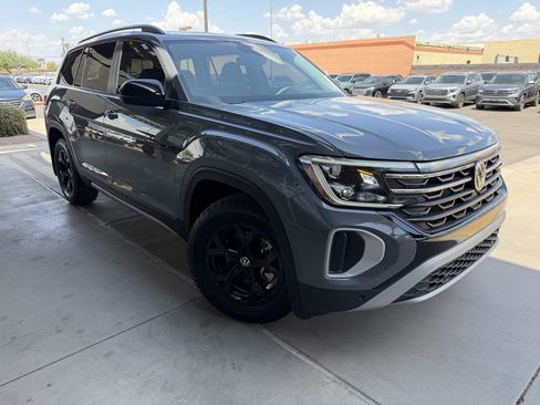 Used 2025 Volkswagen Atlas Peak Edition SE AWD/4WD image 6