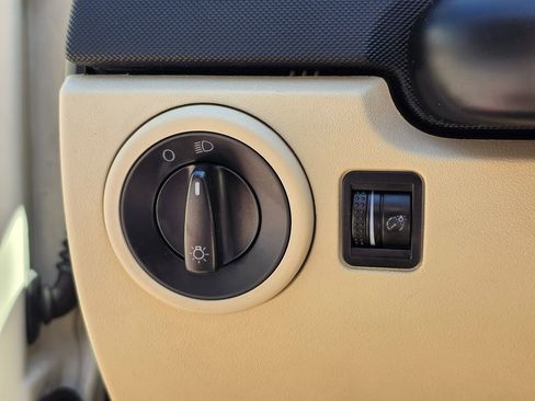 Used 2009 Volkswagen Beetle S image 37