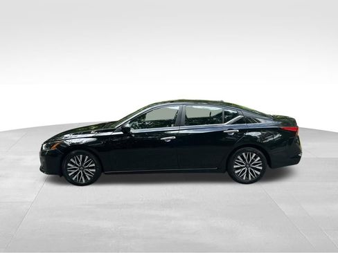 Used 2024 Nissan Altima 2.5 SV FWD image 2