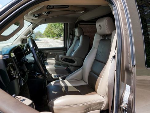 Used 2017 Chevrolet Express 2500 RWD image 9