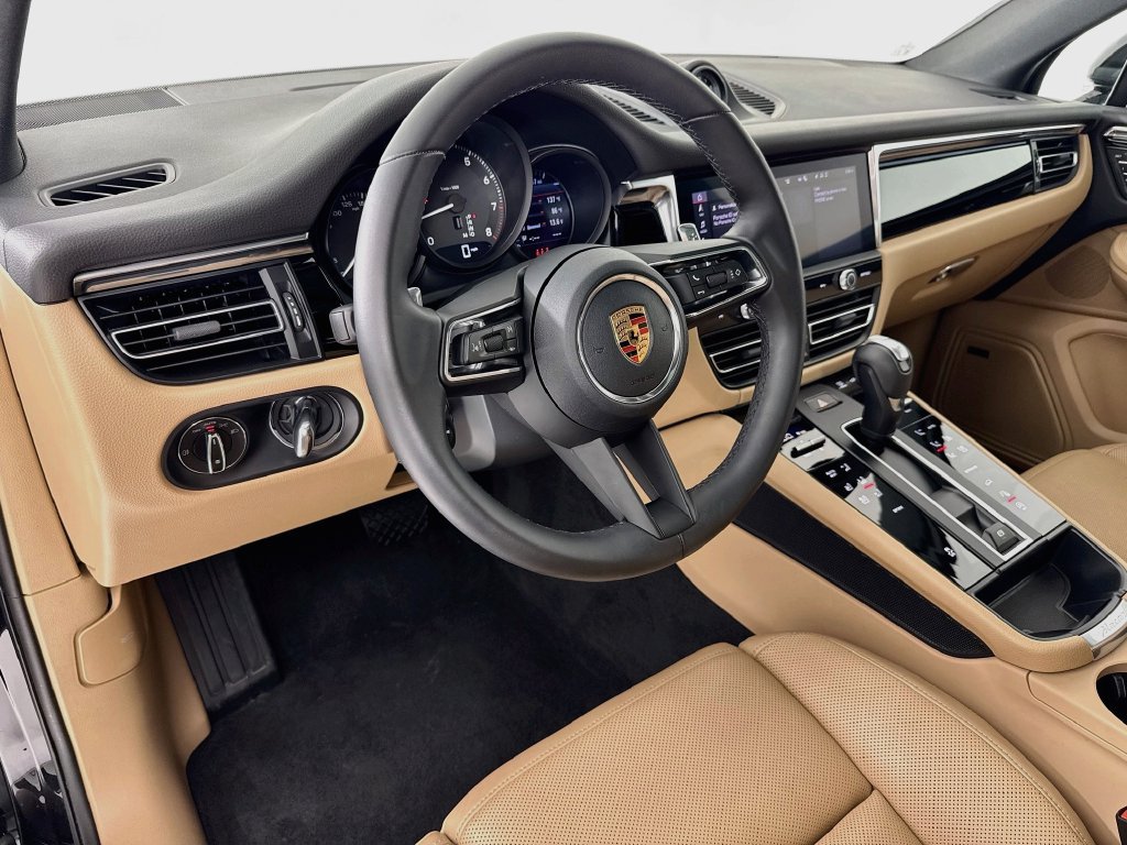 Certified 2026 Porsche Macan AWD/4WD image 4