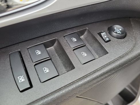 Used 2017 Chevrolet Equinox LT FWD image 16