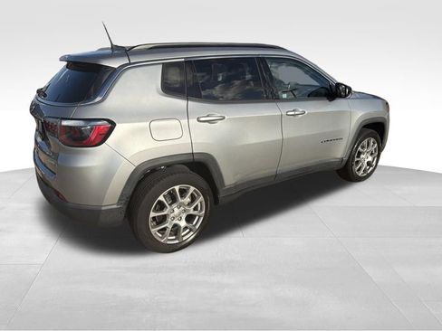Used 2022 Jeep Compass Latitude w/ Sun and Sound Group AWD/4WD image 3