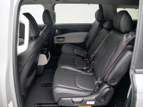 Used 2022 Kia Carnival EX FWD image 24