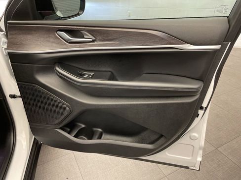 Certified 2025 Jeep Grand Cherokee Limited image 27