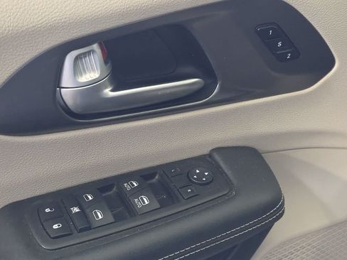 Used 2024 Chrysler Pacifica Touring-L FWD image 15