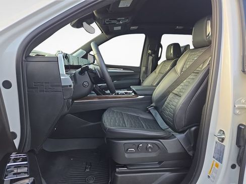Used 2025 Cadillac Escalade Sport Platinum w/ LPO, ONYX Package AWD/4WD image 9