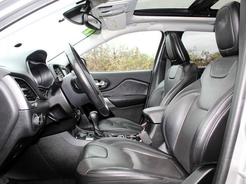 Used 2019 Jeep Cherokee Limited w/ Technology Group image 11