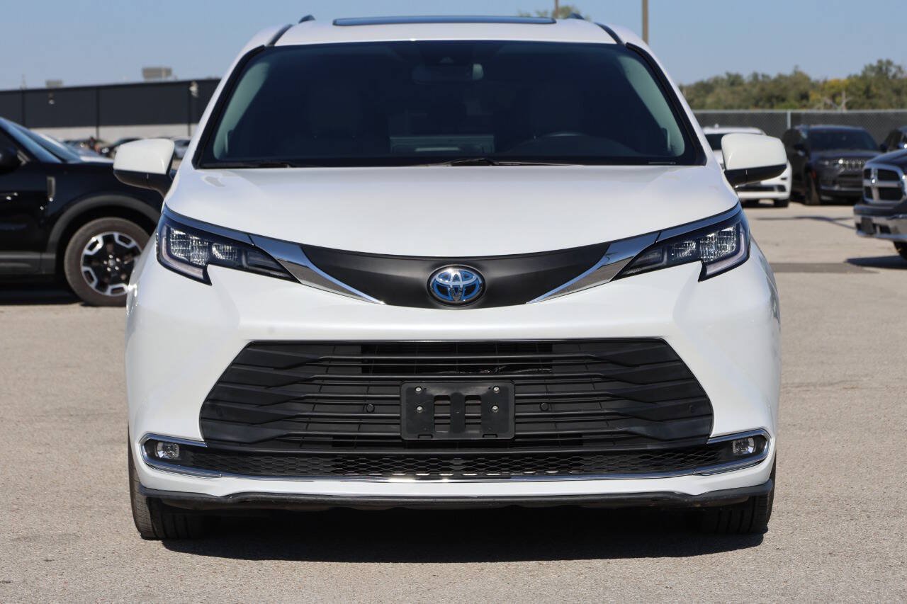 Used 2025 Toyota Sienna XLE w/ XLE Plus Package AWD/4WD image 5