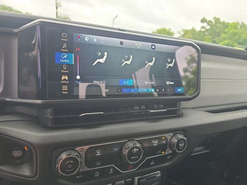 Used 2025 Jeep Gladiator Sport AWD/4WD image 17