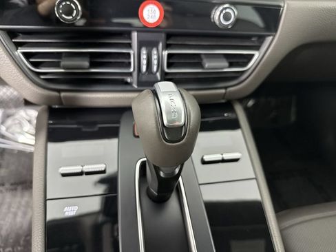 Certified 2024 Porsche Macan AWD/4WD image 33