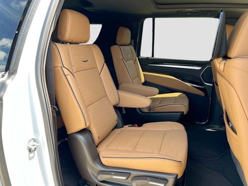 New 2026 Cadillac Escalade ESV Luxury w/ LPO, Radiant Package AWD/4WD image 36