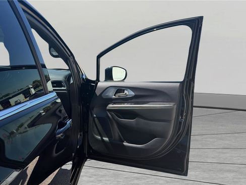 Used 2026 Chrysler Pacifica Limited FWD image 23