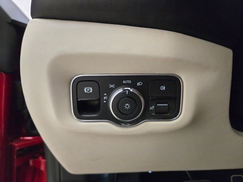 Used 2023 Aston Martin V8 Vantage Coupe RWD image 37