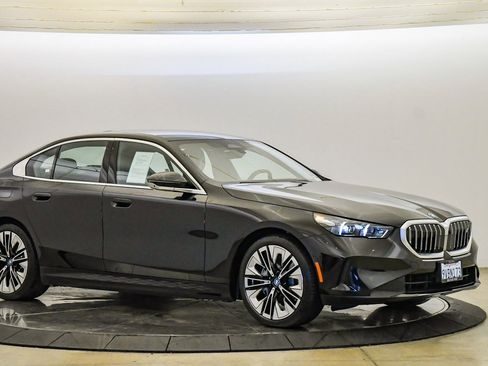 Used 2025 BMW i5 xDrive40 w/ Premium Package image 6