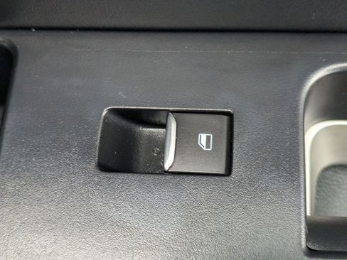 Used 2022 Ford Explorer XLT image 32