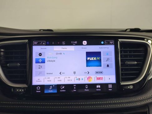 Used 2025 Chrysler Pacifica Limited image 21