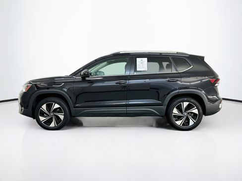 Used 2025 Volkswagen Taos SE AWD/4WD image 4
