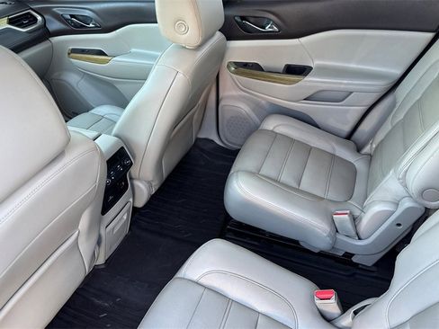 Used 2018 GMC Acadia Denali image 12