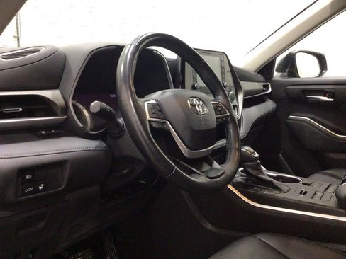 Used 2022 Toyota Highlander XLE image 9