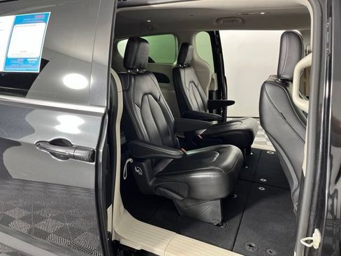 Used 2023 Chrysler Pacifica Touring-L FWD image 50