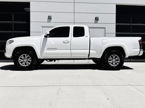 Used 2019 Toyota Tacoma SR5 AWD/4WD image 15