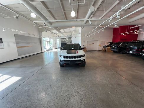 Used 2025 Jeep Compass Trailhawk image 16