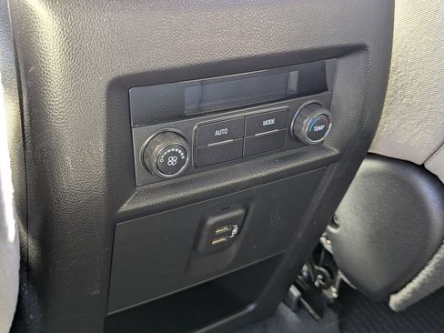 Used 2022 Chevrolet Traverse LT image 26