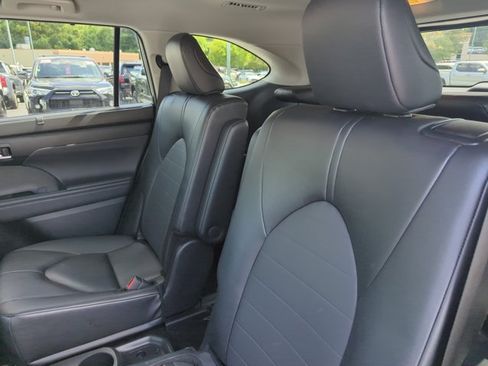 Used 2025 Toyota Highlander XLE AWD/4WD image 27