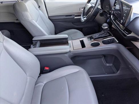 Used 2022 Toyota Sienna XLE image 22