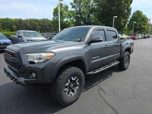 Used 2017 Toyota Tacoma TRD Off-Road w/ Premium & Technology Package AWD/4WD image 4