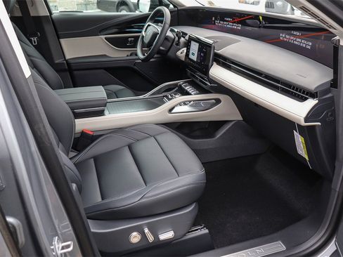 Used 2025 Lincoln Nautilus Premier image 18