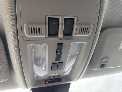 Used 2011 Cadillac SRX Luxury image 16