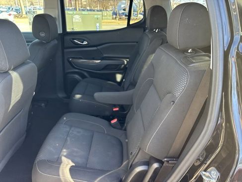 Used 2023 GMC Acadia SLE image 16