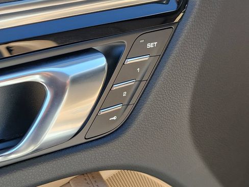 Certified 2025 Porsche Macan AWD/4WD image 26