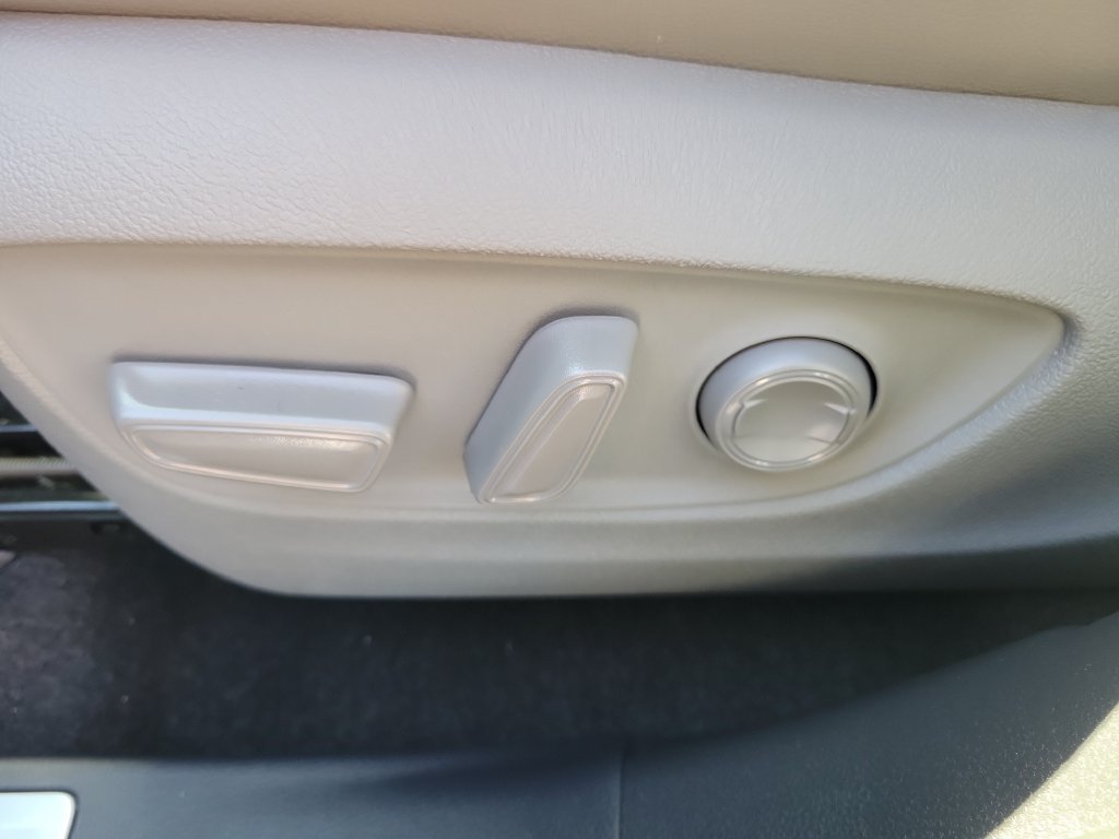 Used 2025 Toyota Highlander Limited FWD image 16
