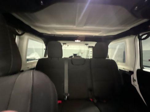 Used 2018 Jeep Wrangler Unlimited Sahara AWD/4WD image 33