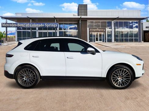 Used 2023 Porsche Cayenne Platinum Edition image 5