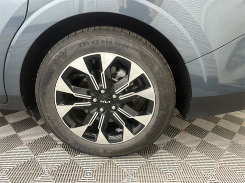 Used 2024 Kia Carnival EX image 20