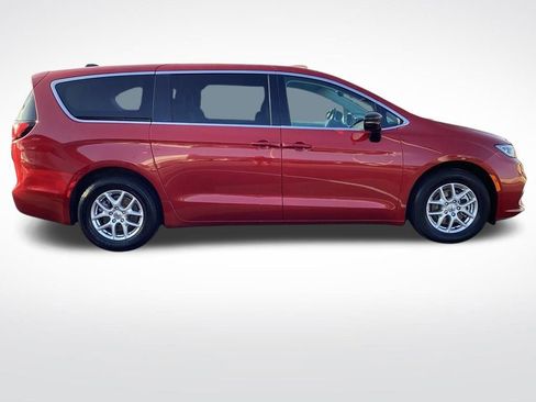 Used 2024 Chrysler Pacifica Touring-L image 12